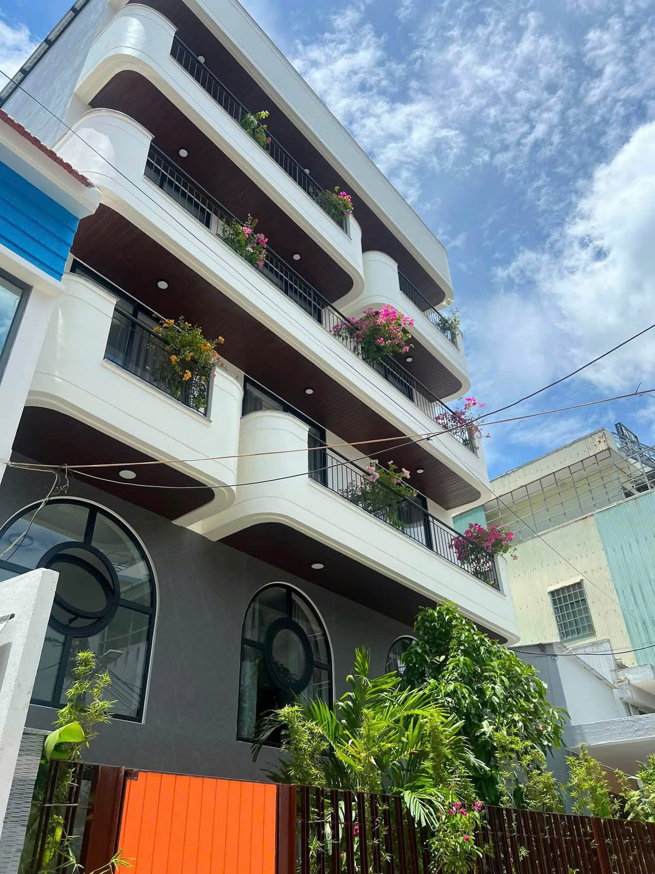 Diện tích 170m² | Ngang 10m | 12 căn hộ cao cấp