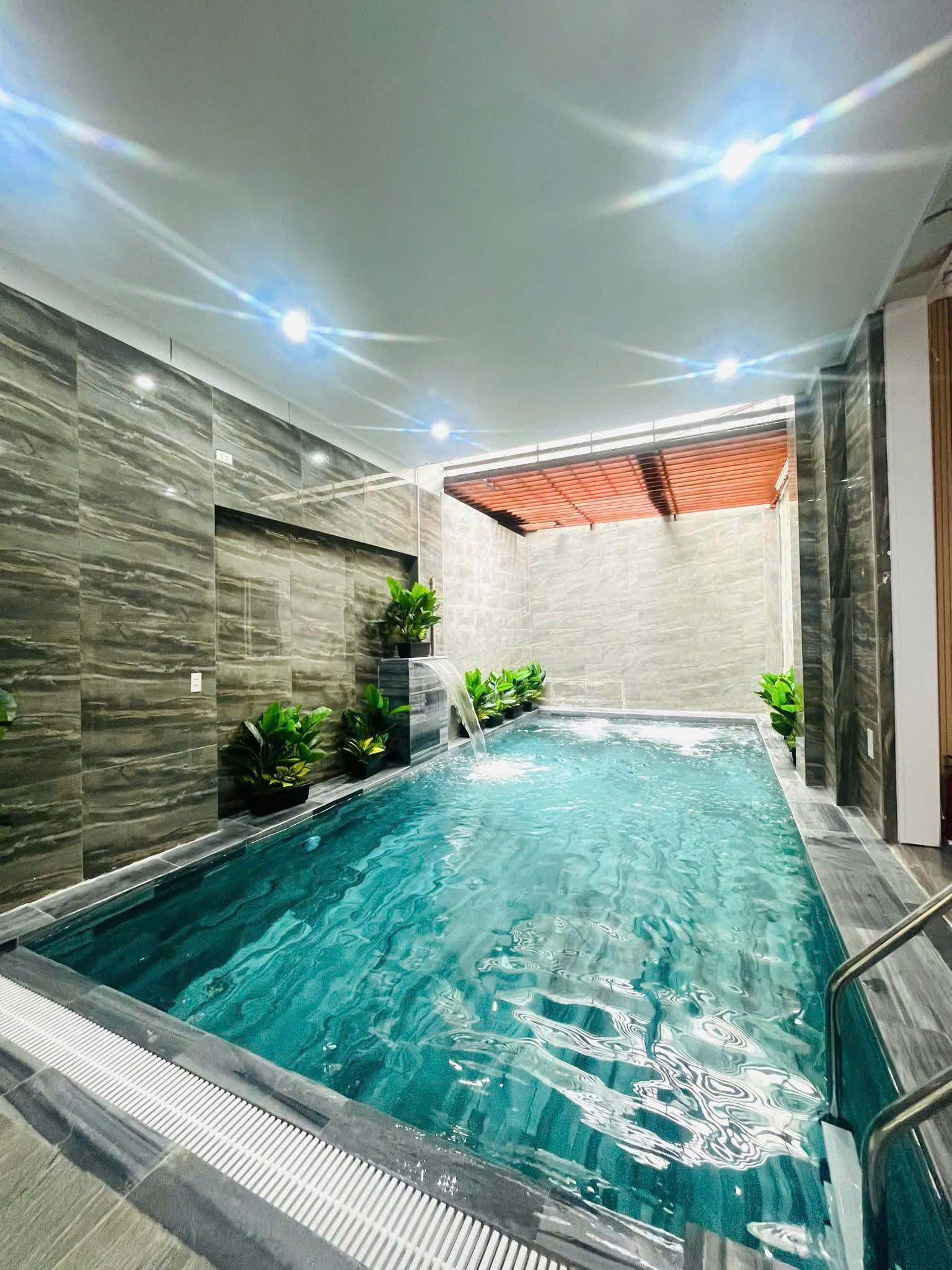 BIỆT THỰ LỚN – CHO THUÊ NHÀ – CÓ HỒ BƠI ĐẸP JACUZZI
